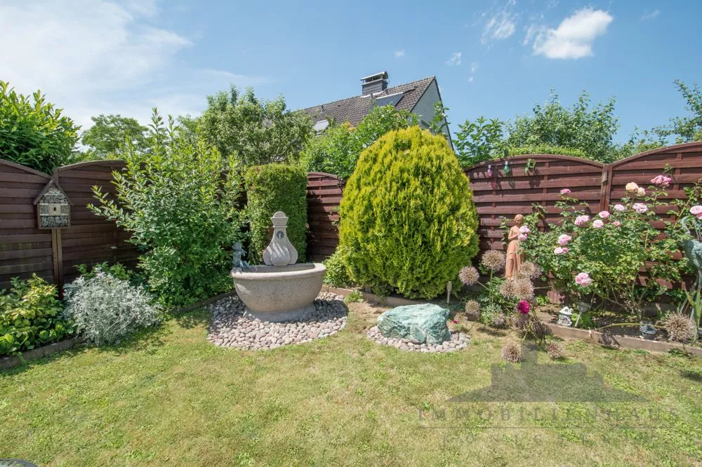 Immobilienangebot - Eltville am Rhein / Erbach (Rheingau) - Alle - Attraktives Einfamilienhaus mit gepflegtem Garten und Pool in Feldrandlage -Provisionsfrei