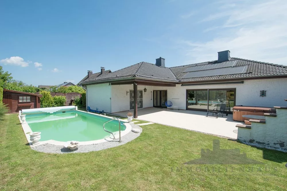 Immobilienangebot - Eltville am Rhein / Erbach (Rheingau) - Alle - Attraktives Einfamilienhaus mit gepflegtem Garten und Pool in Feldrandlage -Provisionsfrei