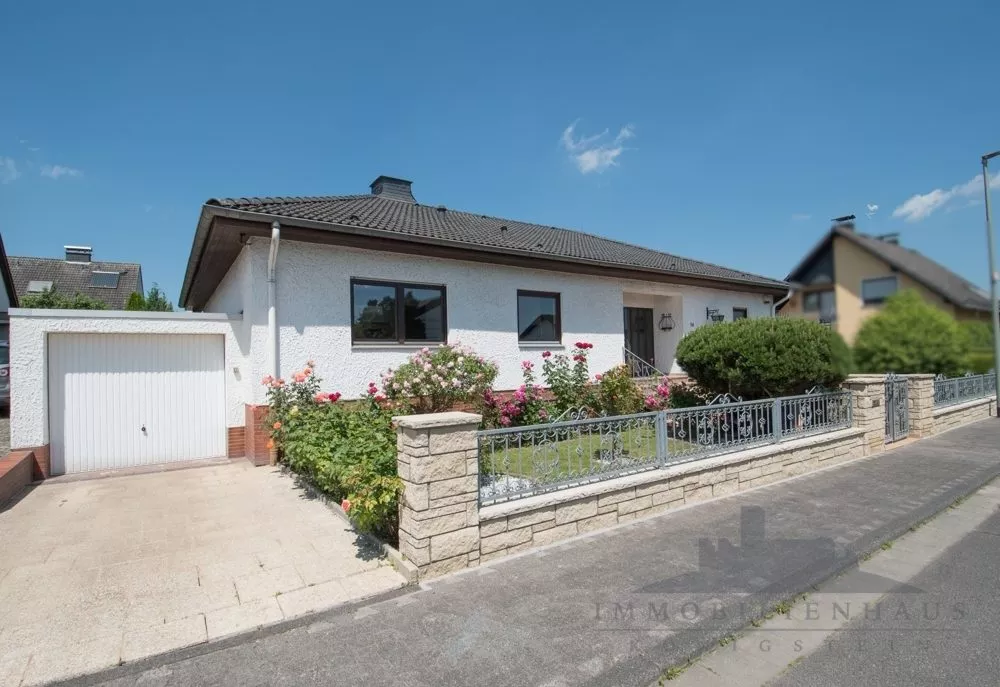 Immobilienangebot - Eltville am Rhein / Erbach (Rheingau) - Alle - Attraktives Einfamilienhaus mit gepflegtem Garten und Pool in Feldrandlage -Provisionsfrei