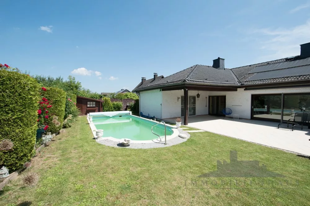Immobilienangebot - Eltville am Rhein / Erbach (Rheingau) - Alle - Attraktives Einfamilienhaus mit gepflegtem Garten und Pool in Feldrandlage -Provisionsfrei