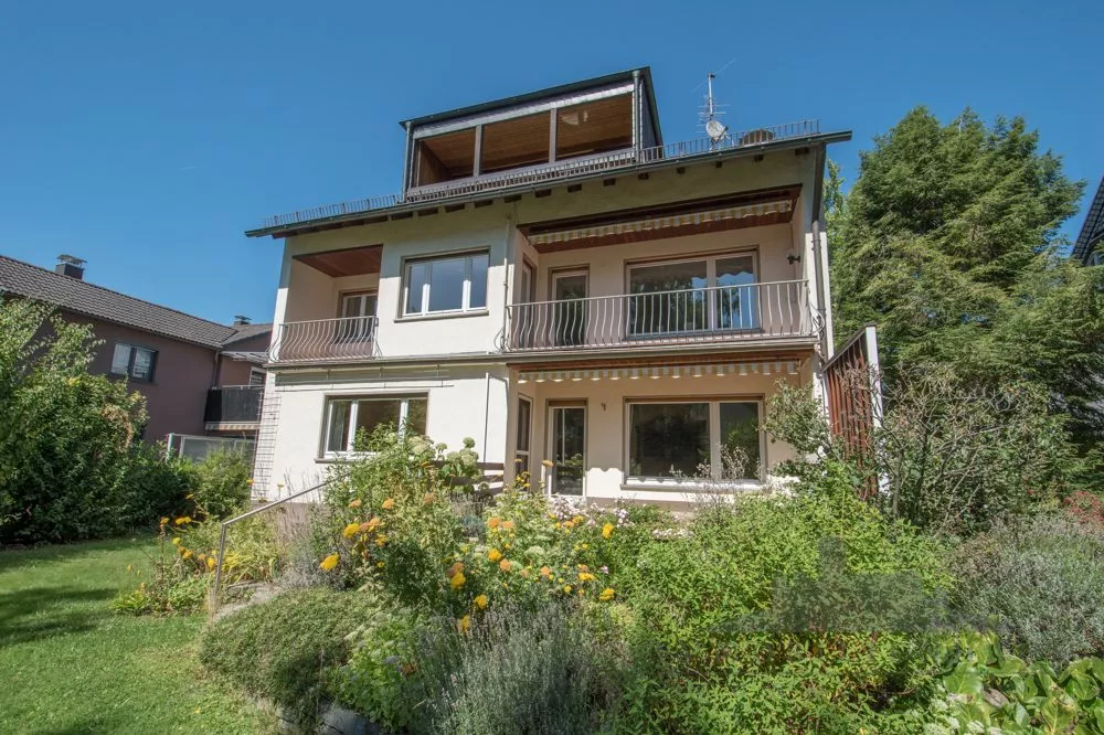 Immobilienangebot - Kelkheim (Taunus) - Alle - Gepflegtes Zweifamilienhaus mit Gartenparadies in attraktiver Wohnlage von Kelkheim - provisionsfrei