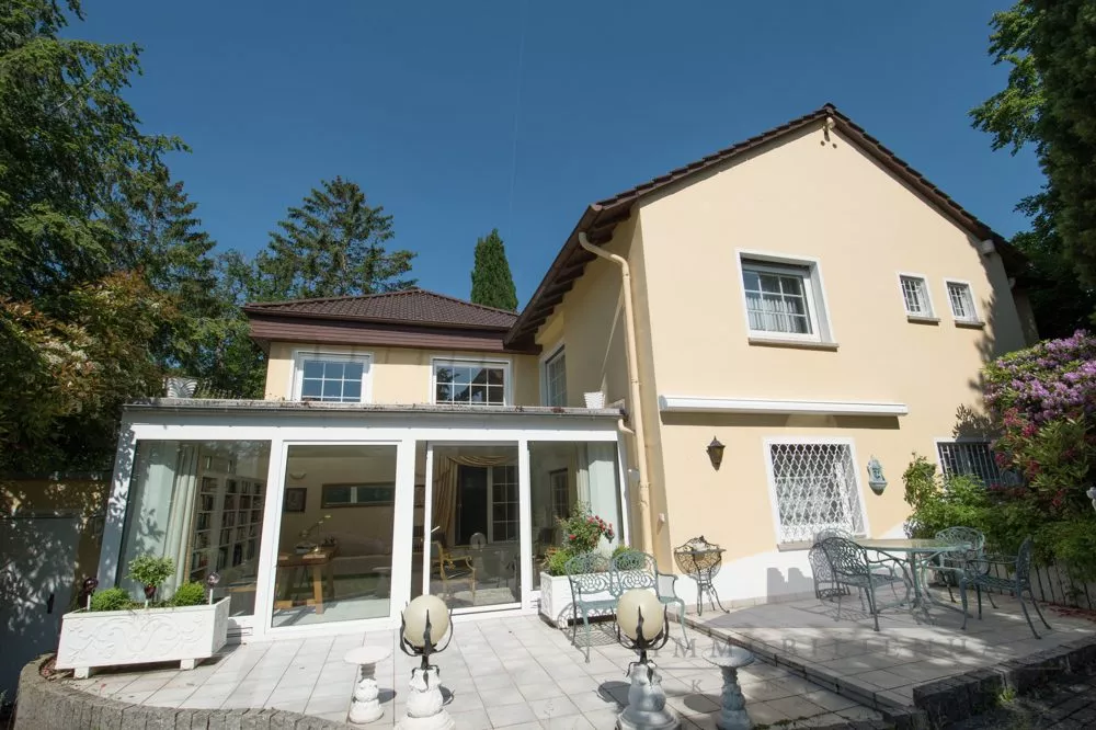 Immobilienangebot - Königstein im Taunus - Alle - Charmante Villa in bester Lage von Königstein i.Ts. mit viel Potential