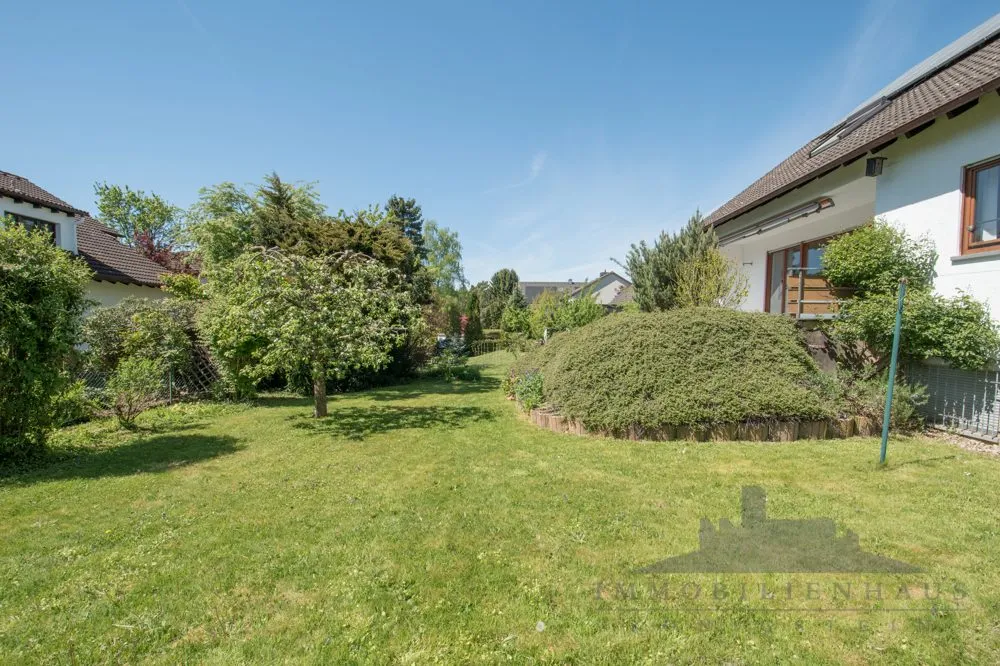 Immobilienangebot - Kelkheim (Taunus) - Alle - Provisionsfrei: Attraktives Zweifamilienhaus mit Garten in ruhiger Lage von Kelkheim