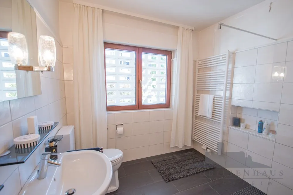 Immobilienangebot - Kelkheim (Taunus) - Alle - Provisionsfrei: Attraktives Zweifamilienhaus mit Garten in ruhiger Lage von Kelkheim