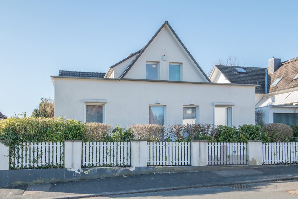 Immobilienangebot - Königstein im Taunus - Alle - Viel Platz in bester Lage: Zweifamilienhaus in Königstein mit herrlichem Garten
