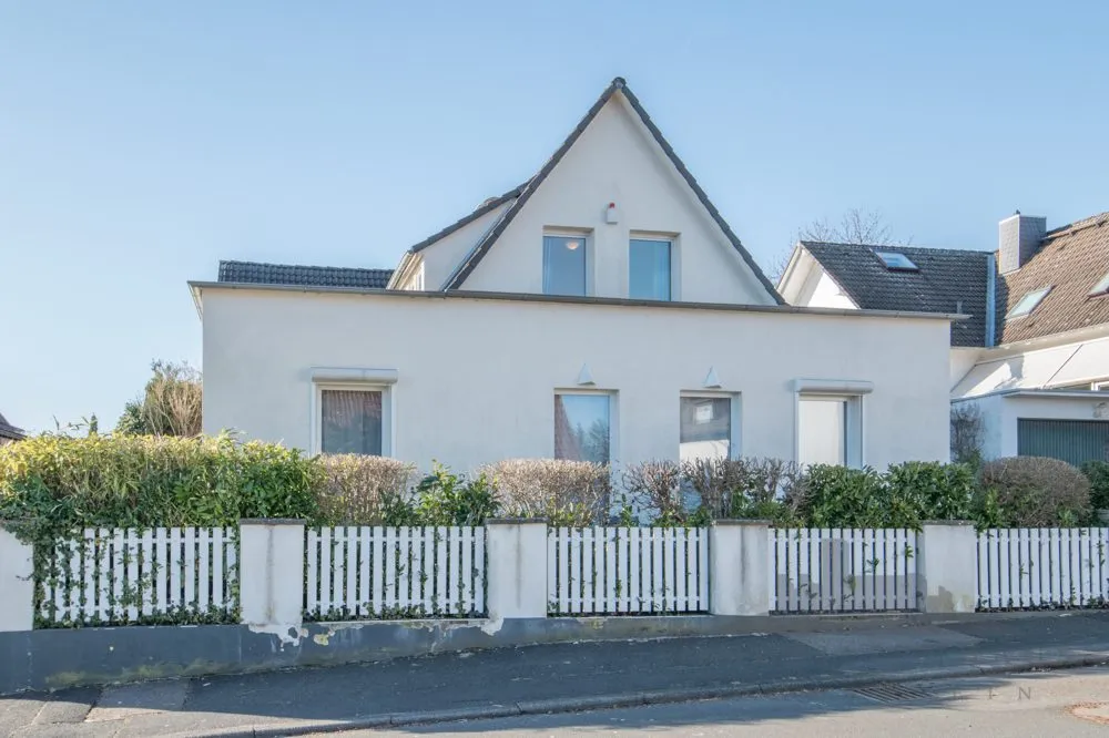 Immobilienangebot - Königstein im Taunus - Alle - Viel Platz in bester Lage: Zweifamilienhaus in Königstein mit herrlichem Garten